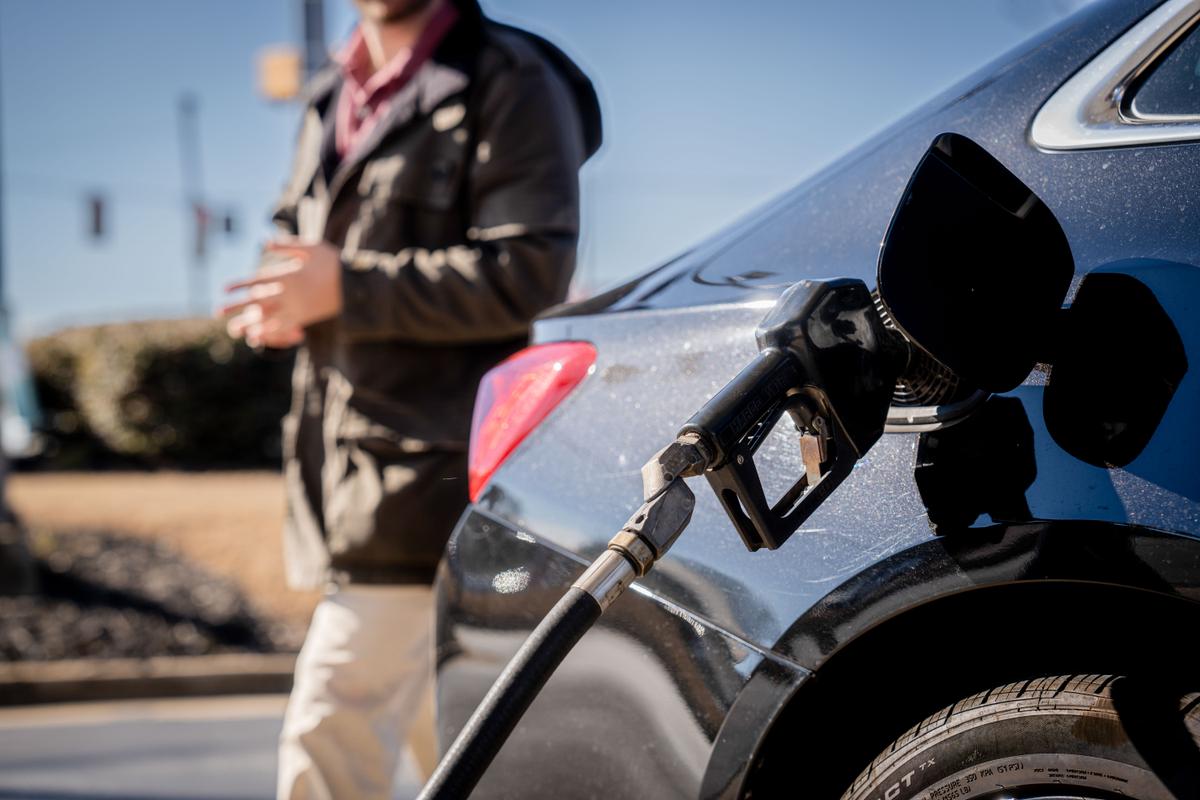 Gas Prices Fall Nationally for 4th Straight Week thumbnail