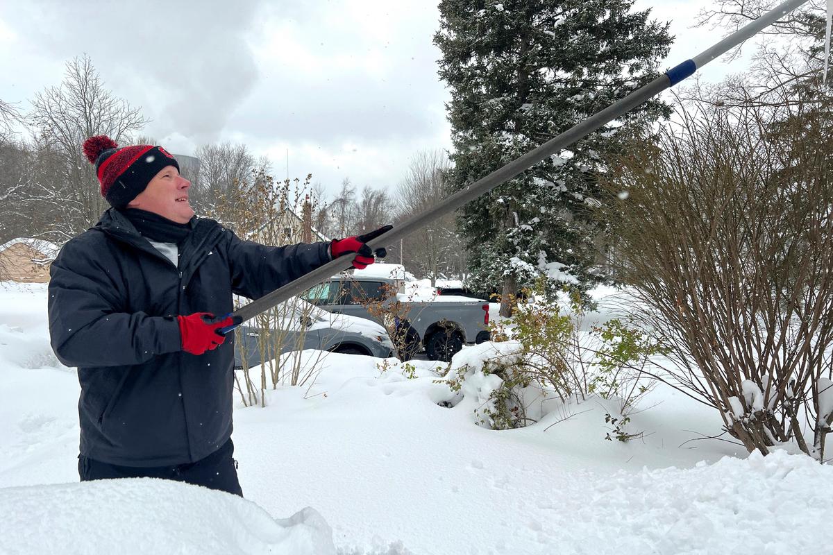 Great Lakes Region Braces for More Snow While Cleaning up After Lake-Effect Storms