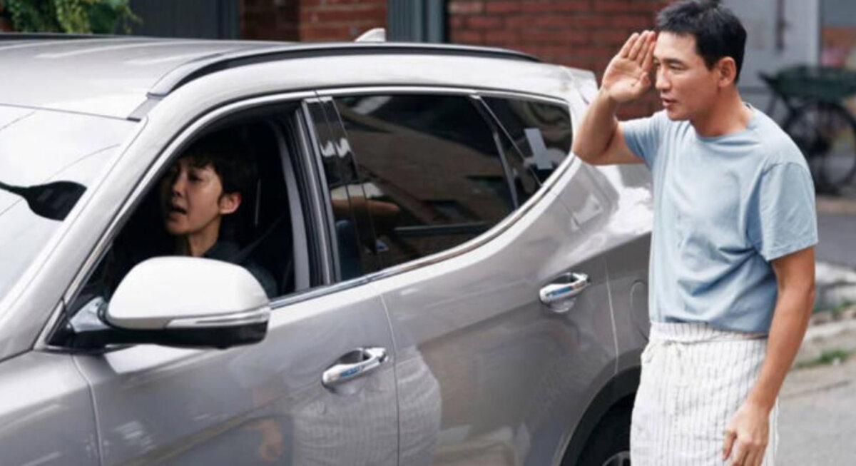Kang Mi-seon (Yum Jung-ah), and Park Kang-moo (Hwang Jung-min), in “Mission: Cross.” (Netflix).