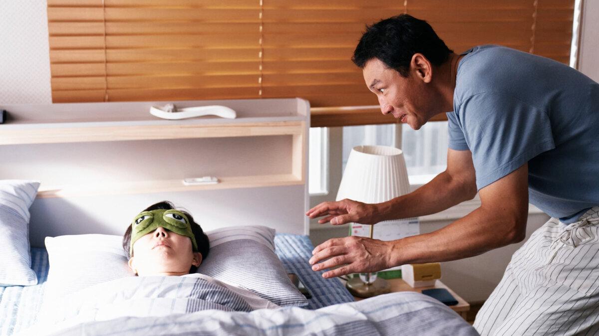Kang Mi-seon (Yum Jung-ah), in a humorous scene with husband Park Kang-moo (Hwang Jung-min), in “Mission: Cross.” (Netflix).