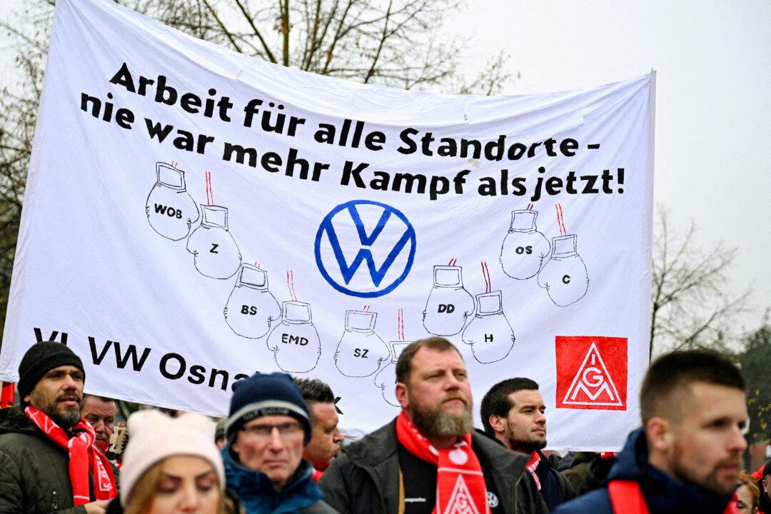 Volkswagen Workers Step up Strikes to Fight German Plant Closures