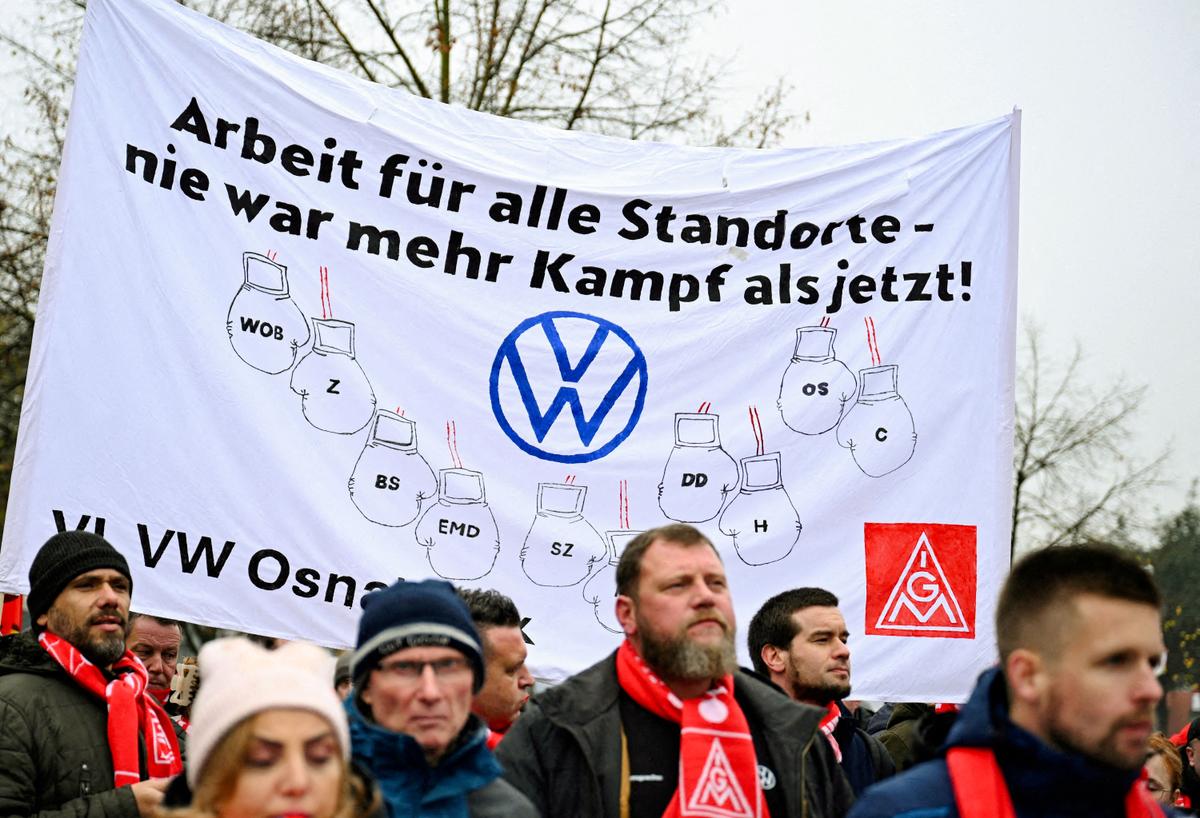 Volkswagen Workers Step up Strikes to Fight German Plant Closures