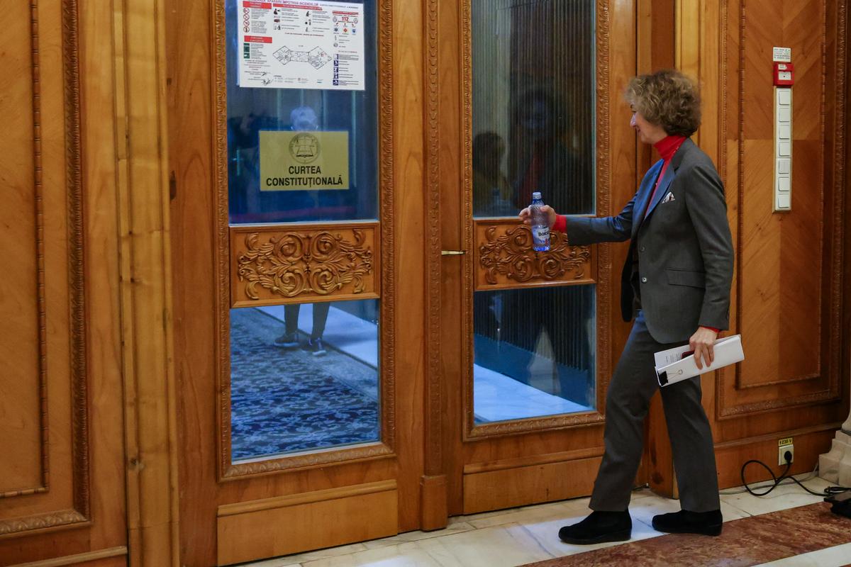 Top Romanian Court Annuls Populist’s 1st Round Win in Presidential Election thumbnail