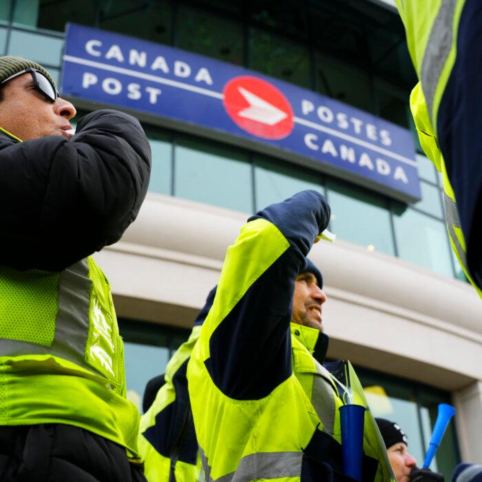 As Postal Strike Enters Fourth Week, Pressure Mounts for Ottawa to Step In: Experts