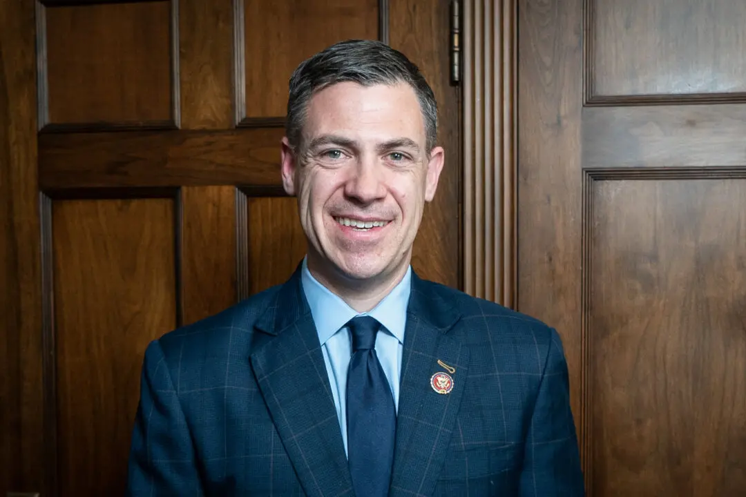 Senator Warns of Threat Posed by Chinese Nationals Receiving US Flight Training