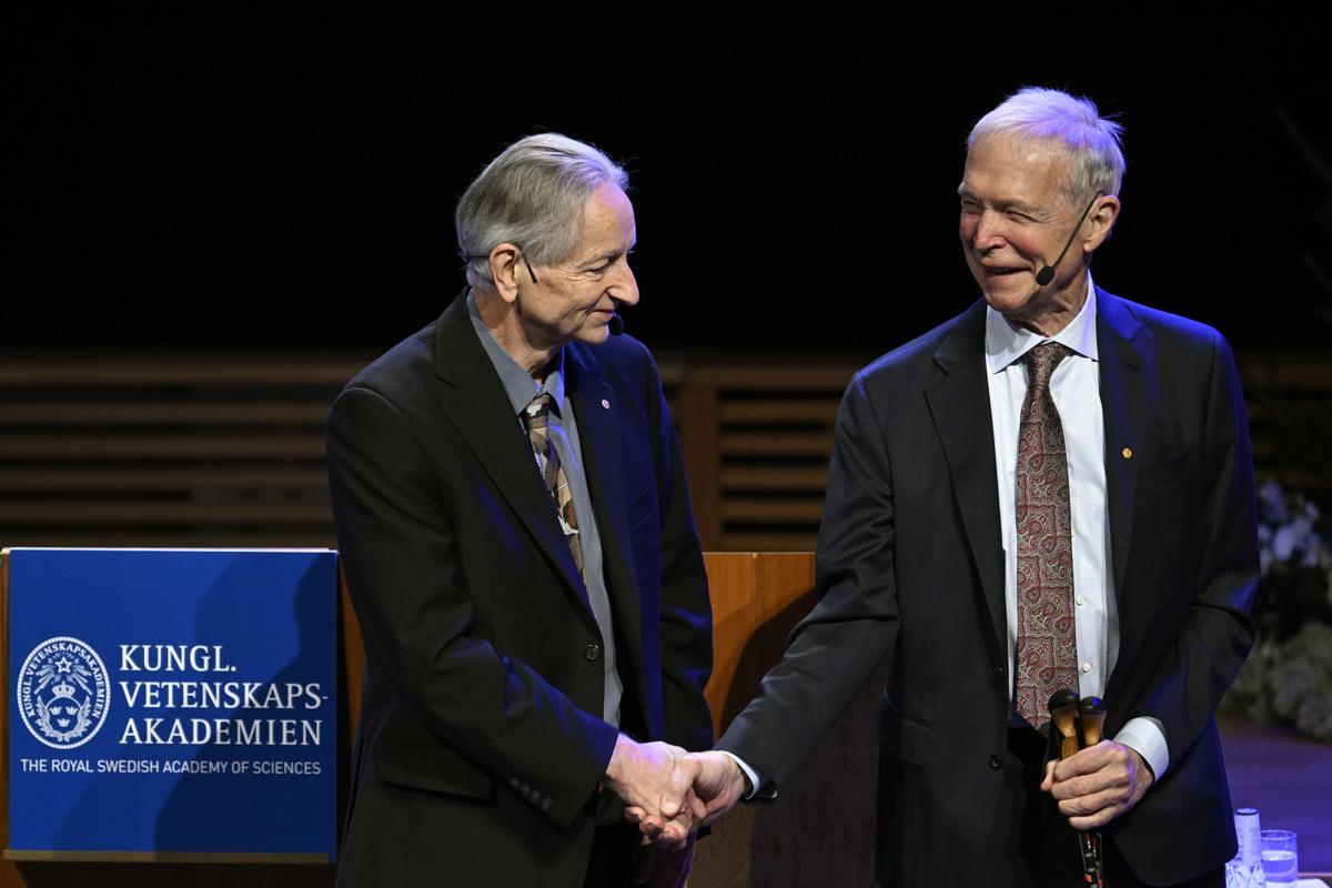 AI Pioneer Geoffrey Hinton Receives Nobel Prize in Physics
