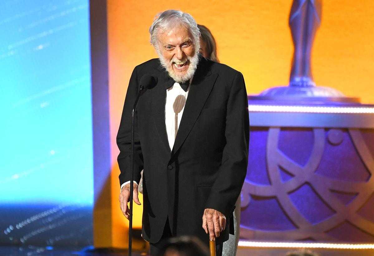 Dick Van Dyke’s Neighbors Carry Him to Safety From Wildfire: ‘I Was Trying to Crawl to the Car’