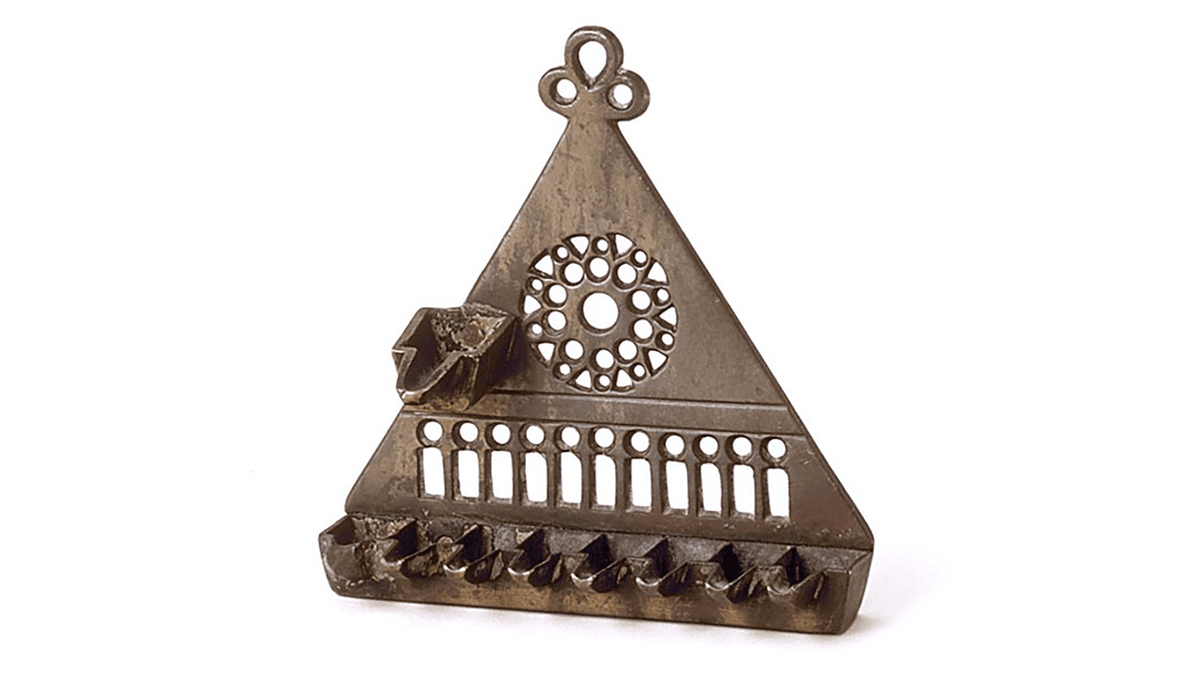 A 14th-century menorah from France. (<a href="https://commons.wikimedia.org/wiki/File:14th_century_Hannukah_lamp_(hanukiah),_France_-_Mus%C3%A9e_d%27art_et_d%27histoire_du_Juda%C3%AFsme.jpg" target="_blank" rel="nofollow noopener">Musée d'art et d'histoire du Judaïsme</a>/<a href="https://creativecommons.org/licenses/by-sa/4.0/deed.en" target="_blank" rel="nofollow noopener">CC BY-SA 4.0</a>)
