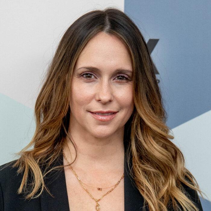 Jennifer Love Hewitt Honors Late Mother in New Christmas Movie