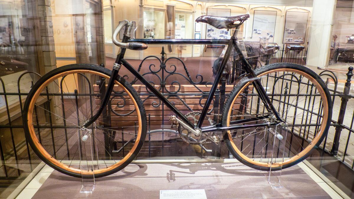 Wright St. Clair bicycle, at the Smithsonian National Air and Space Museum. (<a href="https://commons.wikimedia.org/wiki/User:Kzirkel">Kenneth C. Zirkel</a>/<a href="https://creativecommons.org/licenses/by/4.0/">CC BY 4.0</a>)
