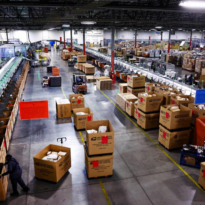 Trump Says He’s Looking Into Privatizing US Postal Service