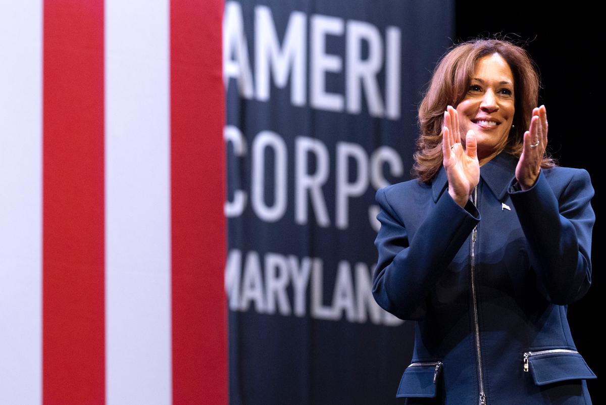Harris Tells Disheartened Democrats to ‘Stay in the Fight’ After Election Defeat thumbnail