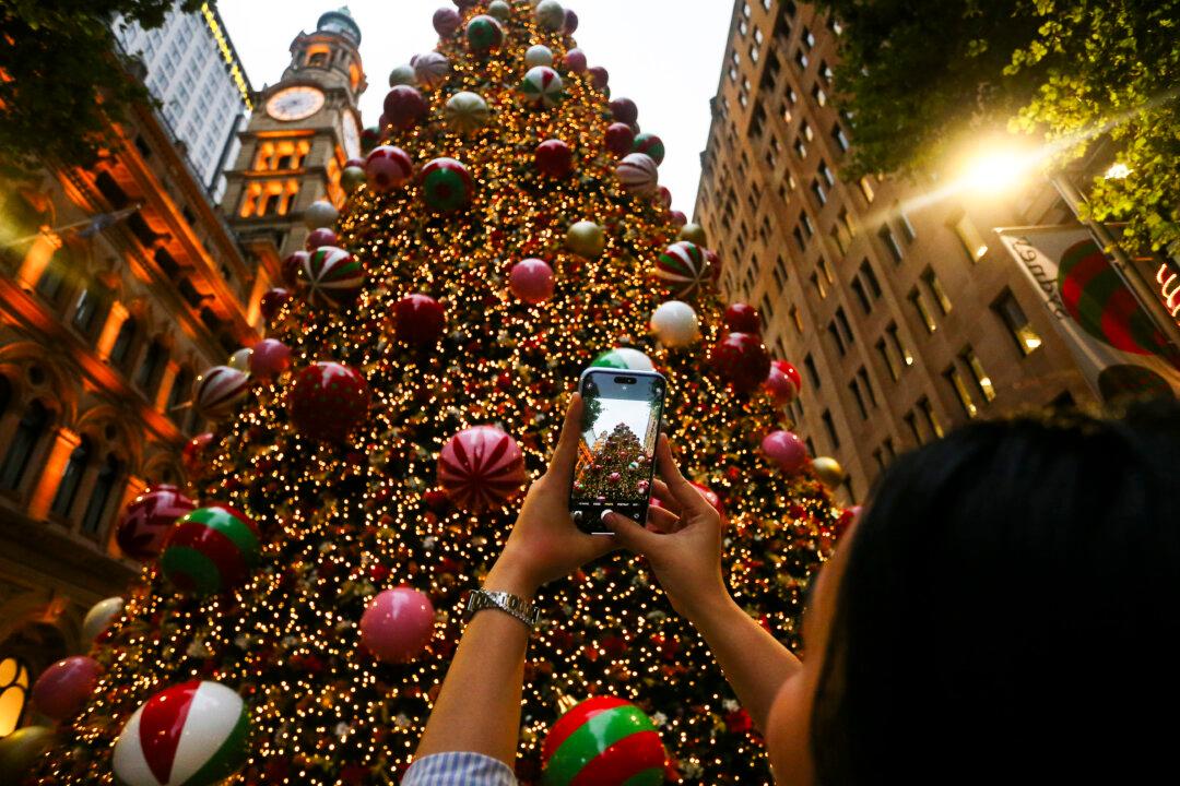 Leaders Wish Australians a Peaceful, Joyful Christmas
