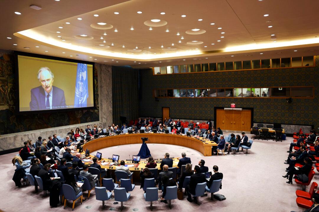 Day in Photos: UN Meets on Syria, Shattering Earthquake, and Tom Cruise Receives Navy Award