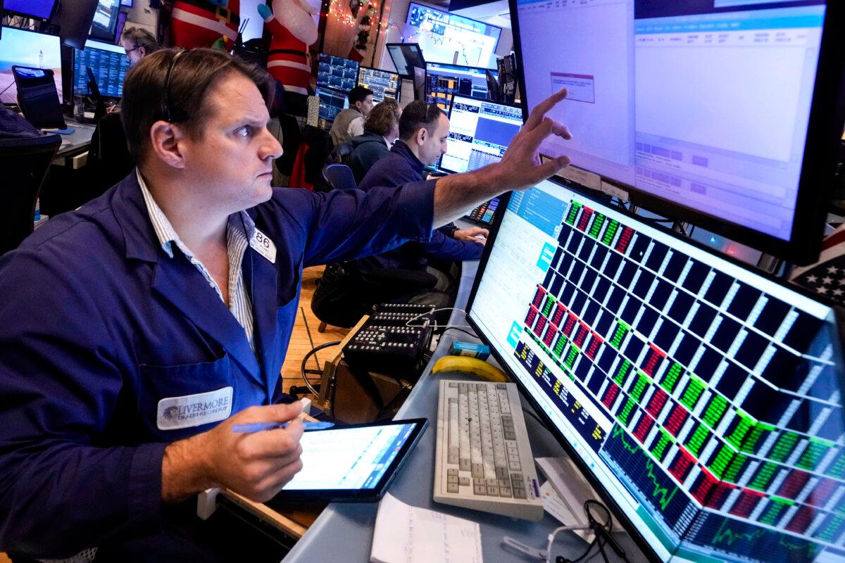 A Year Defined by Interest Rate Cuts, Stock Market Boom, and Inflation 2 Trader Michael Milano works on the New York Stock Exchange floor, on Dec. 18, 2024. (Richard Drew/AP Photo)