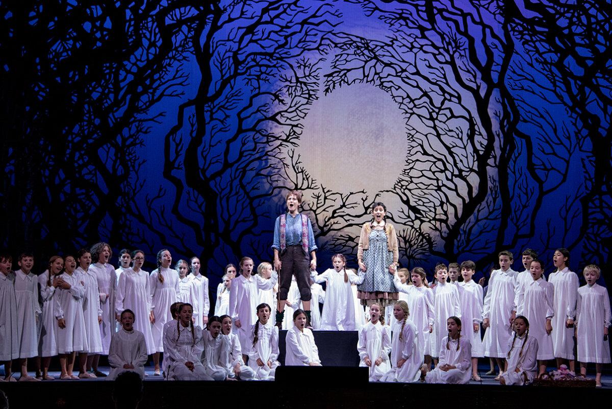 Hänsel and Gretel, with angels, in a production at the Staatsoper Wien, in 2015. (Christian <a href="https://commons.wikimedia.org/wiki/User:Christian_Michelides">Michelides</a>/<a href="https://creativecommons.org/licenses/by-sa/4.0/">CC BY-SA 4.0</a>)