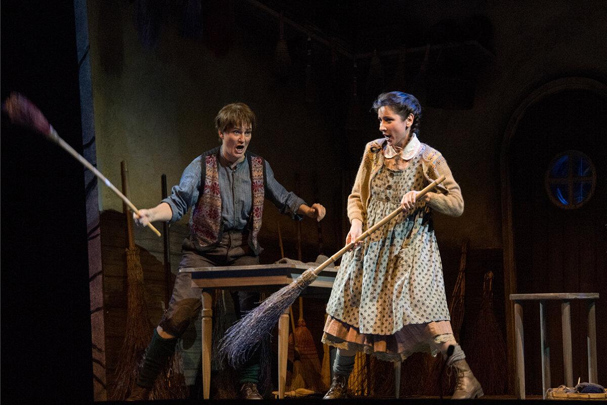 "Hänsel und Gretel," Staatsoper Wien, 2015, with Daniela Sirdam (Hänsel) and Ileana Tonca (Gretel). (Christian <a href="https://commons.wikimedia.org/wiki/User:Christian_Michelides">Michelides</a>/<a href="https://creativecommons.org/licenses/by-sa/4.0/">CC BY-SA 4.0</a>)