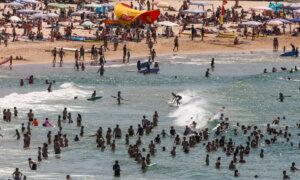 Tourists Splash Cash in Australia’s Holiday Hotspots