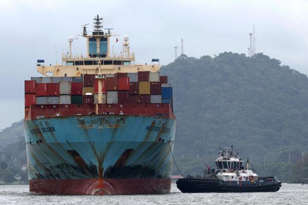Trump Says US Will Take Back Control of Panama Canal If US Interests Threatened | USNN World News The container ship Maersk Bogor is guided by a tugboat as it prepares to enter the Miraflores locks while transiting the Panama Canal in Panama City, Panama, on Sept. 22, 2023. (Justin Sullivan/Getty Images)