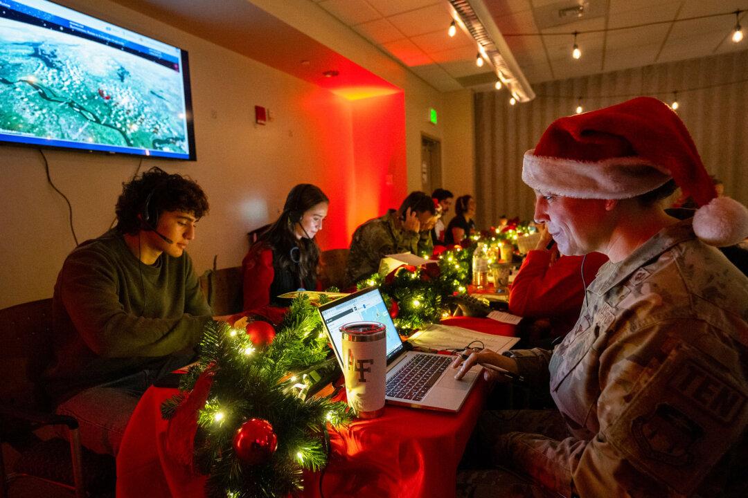 NORAD Begins Tracking Santa for 70th Year; Californian Drivers Urged to Reconsider Christmas Travel | NTD Good Morning (Dec. 24)