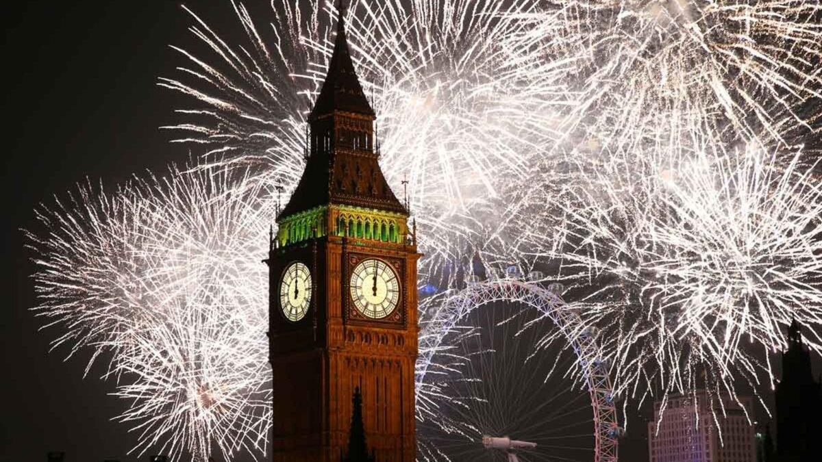Fireworks on New Year's Eve in London. (<a href="https://commons.wikimedia.org/wiki/File:London_in_New_Year%27s_Eve.jpg">Basrizal Abdullah/Creative Commons Attribution-Share Alike 4.0 International</a>)