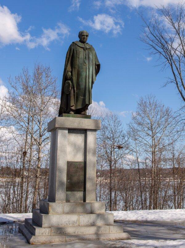 Statue of Lord Beaverbrook in Fredericton, New Brunswick. (Salvador Alejandri/Shutterstock)