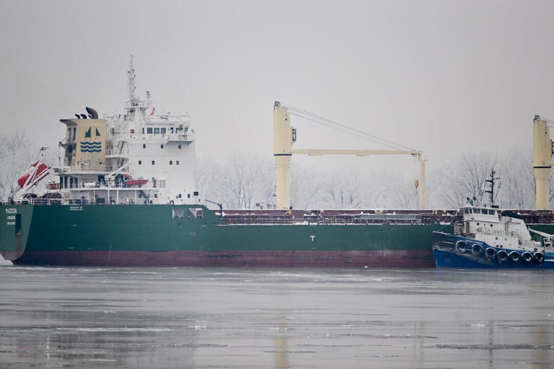 Operation Delayed to Unload Cargo From Ship Stuck in St. Lawrence River