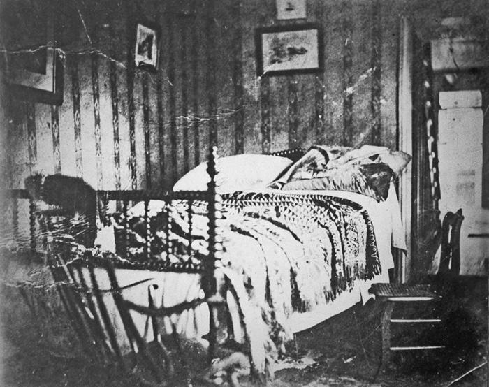 This photograph of the bed where U.S. President Abraham Lincoln died was taken just minutes after his body was removed from the Petersen's home. (Public Domain)