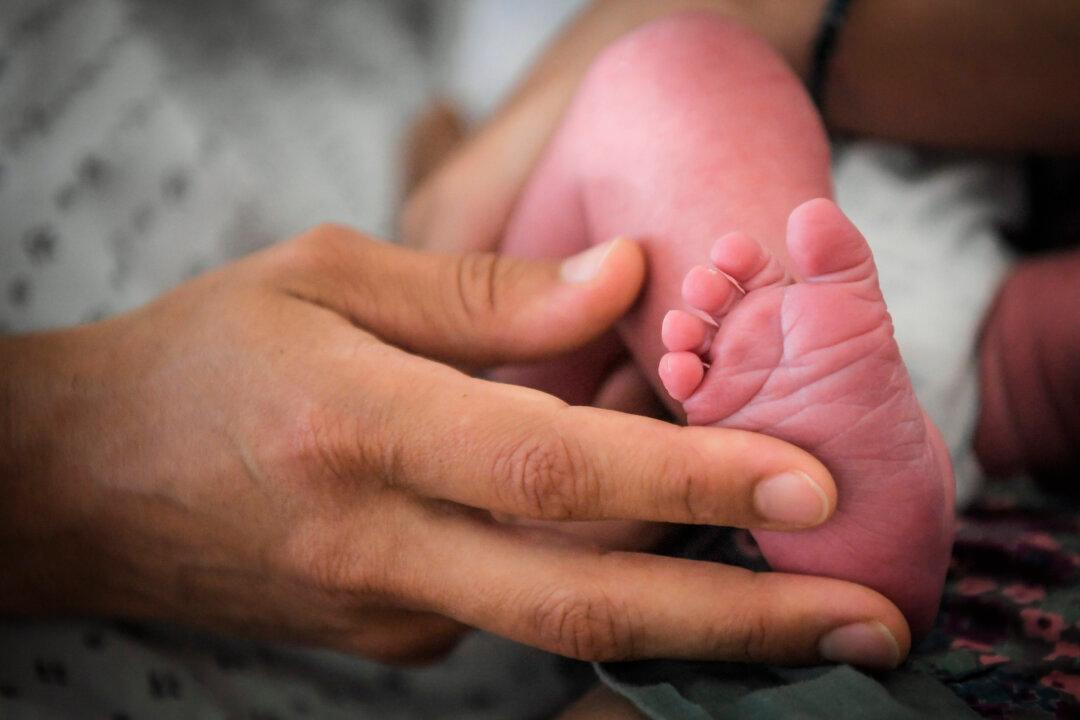 Average Age of US Women Giving Birth Increases to Nearly 30: CDC
