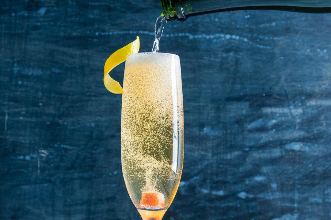 Whether You Want to Splurge or Save, Here’s How to Make a Cocktail That Sparkles