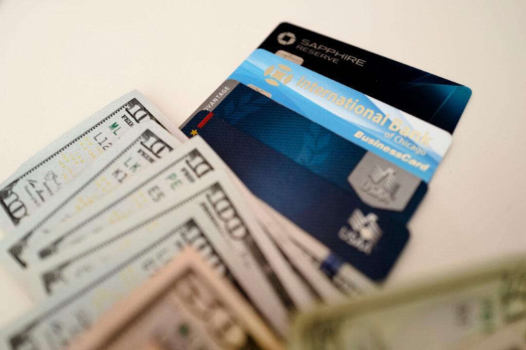 US Personal Income Growth Accelerates in April, Surges 0.8 Percent