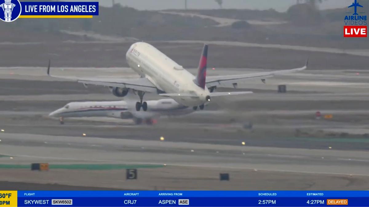 Aircraft Carrying Basketball Players Narrowly Avoids Collision at LAX