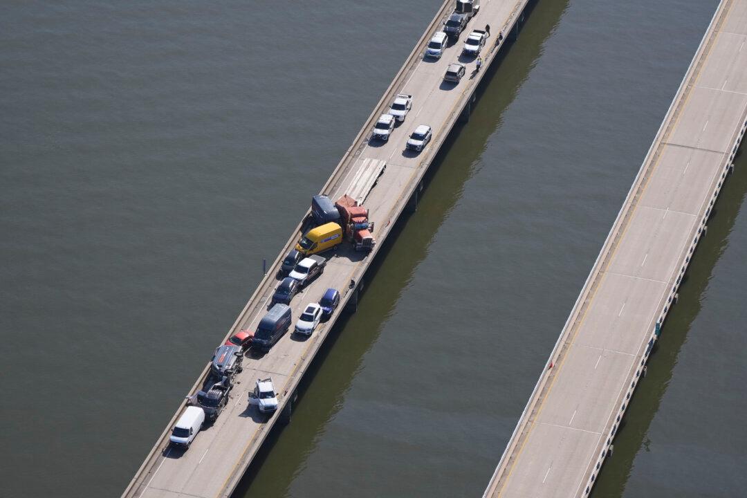 Car Crashes in Foggy Weather Injure 33 People and Force Bridge Near New Orleans to Close for Hours