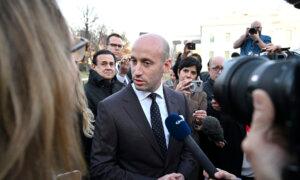 Large Number of Federal Workers Taking Buyout Offer, White House Official Says