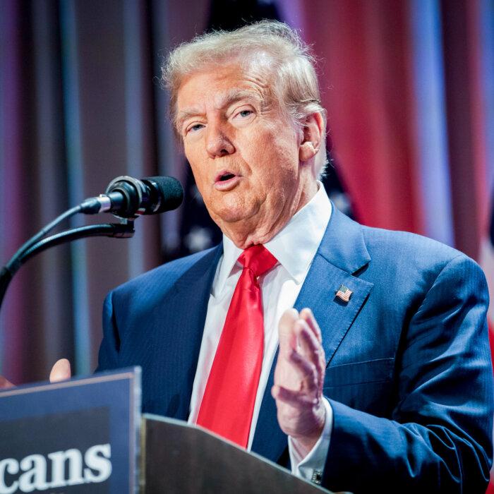 Trump Promises to Replace Head of US National Archives