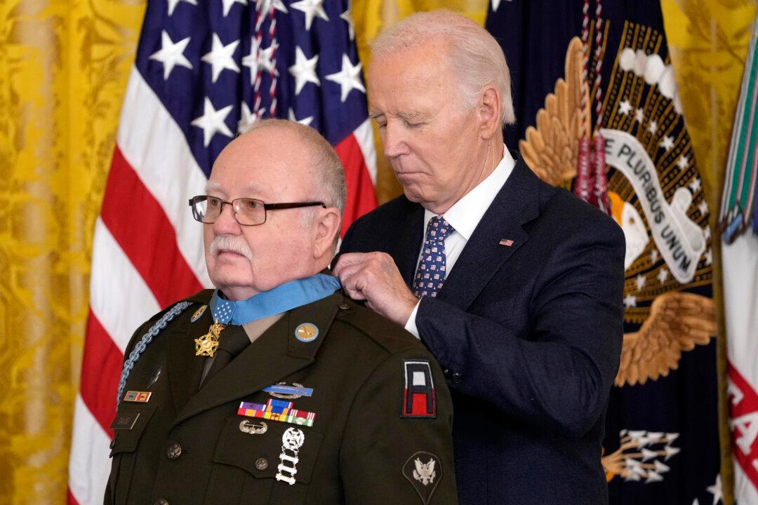 Biden Awards 7 Veterans With Medal of Honor, 8 First Responders With Medal of Valor