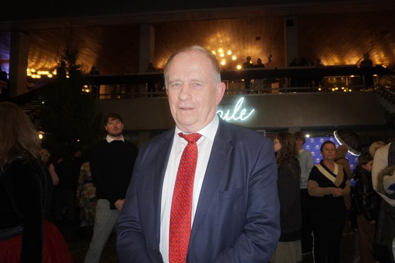 Mr. Arnis Muižnieks enjoyed Shen Yun’s evening performance at the Daile Theatre in Riga, Latvia, on Jan. 5, 2025. (Mary Man/ The Epoch Times)