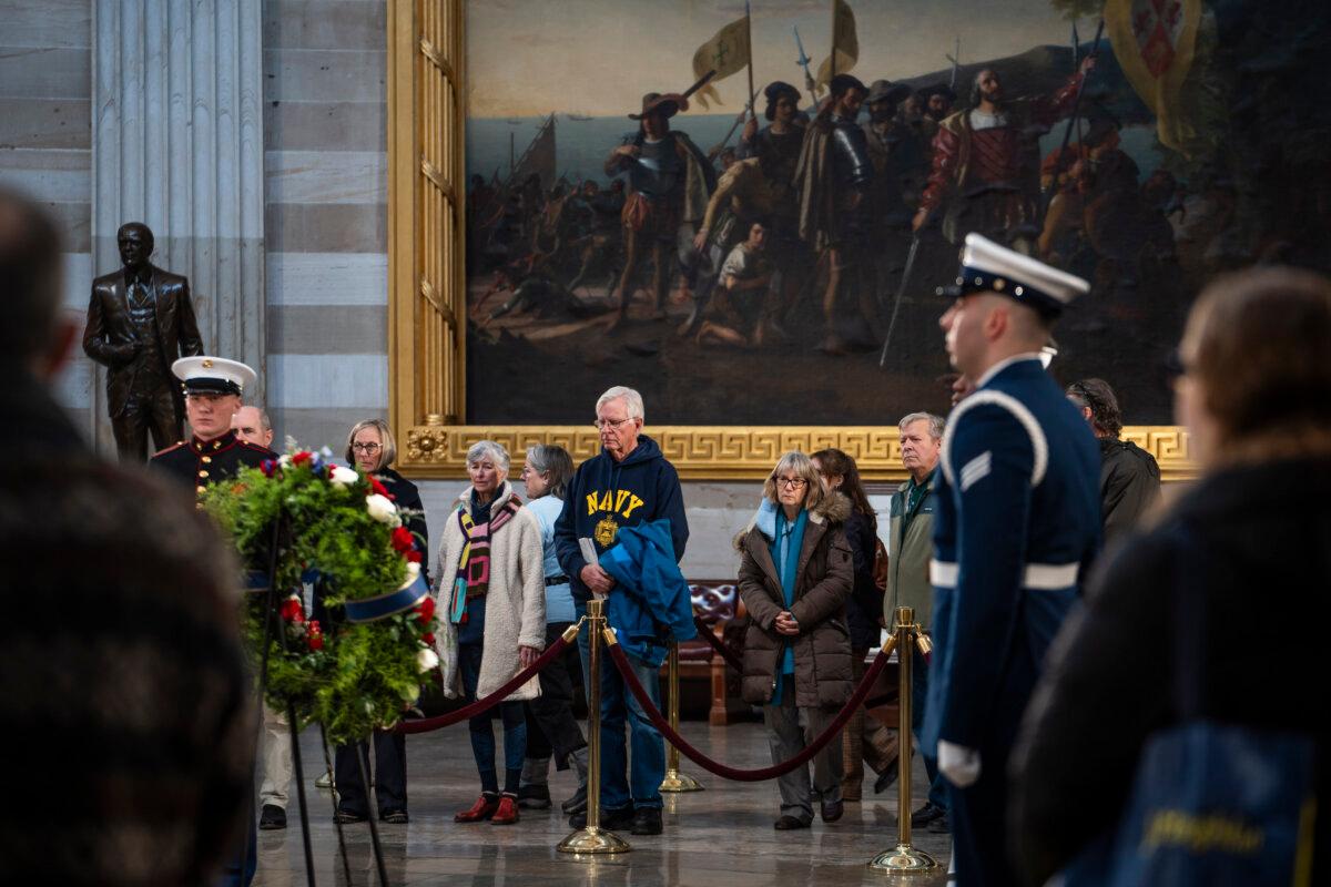 People pay respects to the flag-draped casket of former President Jimmy Carter in the U.S. Capitol Rotunda in Washington on Jan. 8, 2025. (Madalina Vasiliu/The Epoch Times)