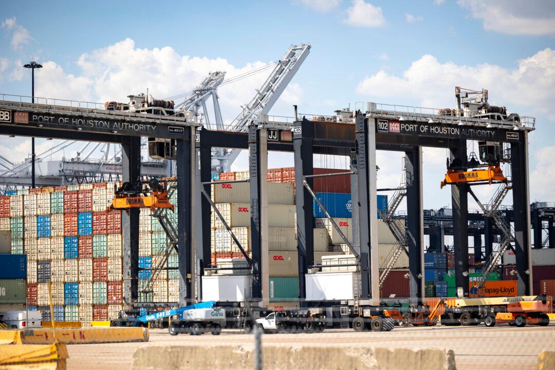 Longshoremen Reach Tentative Agreement With Ports, Shippers, Averting Potential Strike