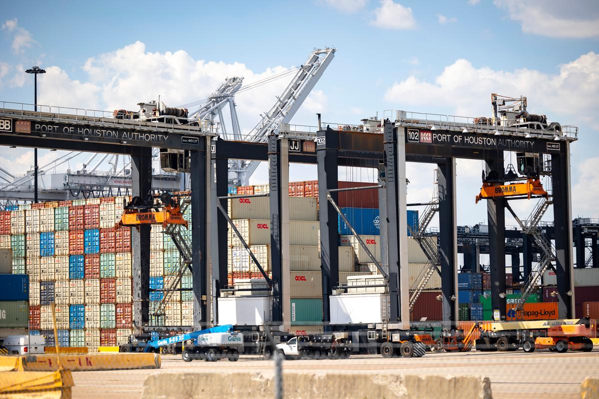 Longshoremen Reach Tentative Agreement With Ports, Shippers, Averting Potential Strike
