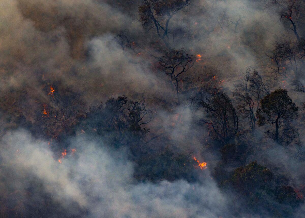 First responders work together in combatting the Palisades Fire as it destroy's homes and businesses near Los Angeles, Calif., on Jan. 8, 2025. (John Fredricks/The Epoch Times)