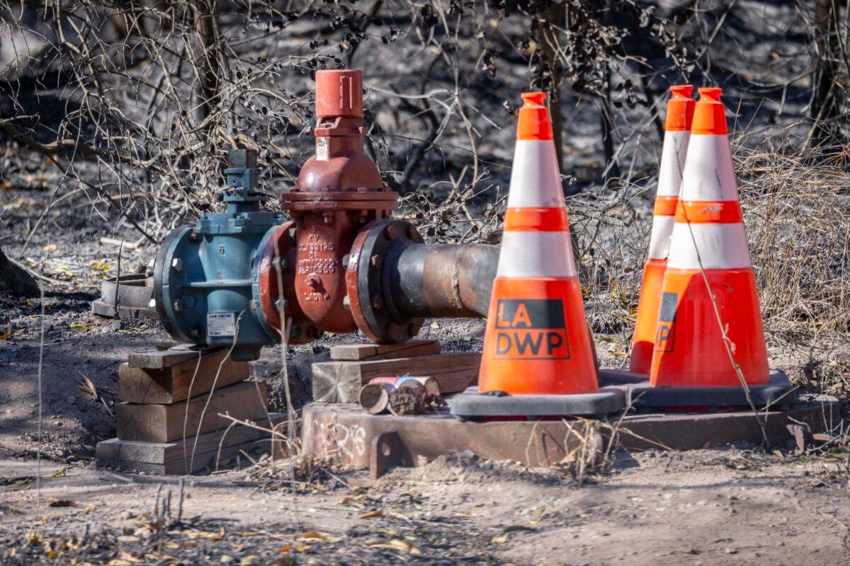 The border between the Santainz reservoir is sitting in consideration of a building destroyed by the Parisade Fire near Los Angeles on January 13, 2025 (John Frederick/Epock Times).