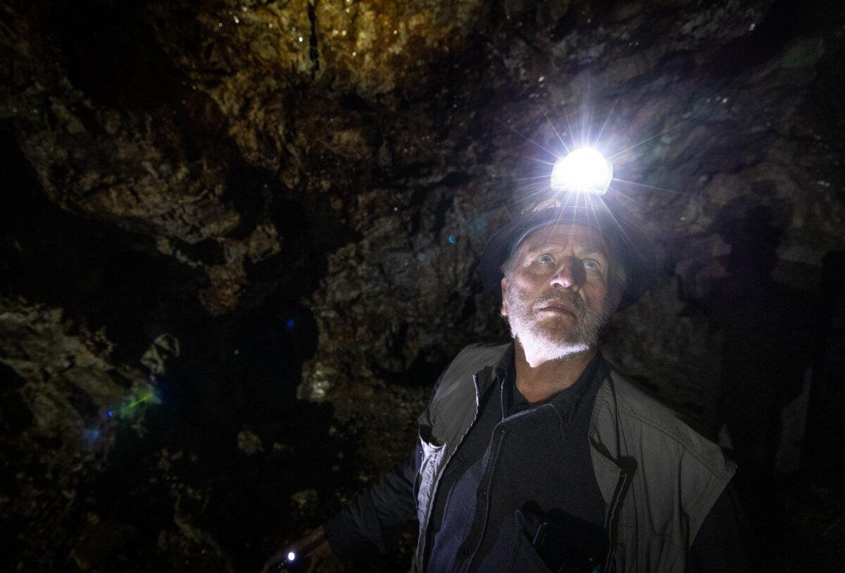 Blue Sheppard searches for tourmaline crystals in the Stewart Mine near Pala, Calif., on Dec. 27, 2024. (John Fredricks/The Epoch Times)