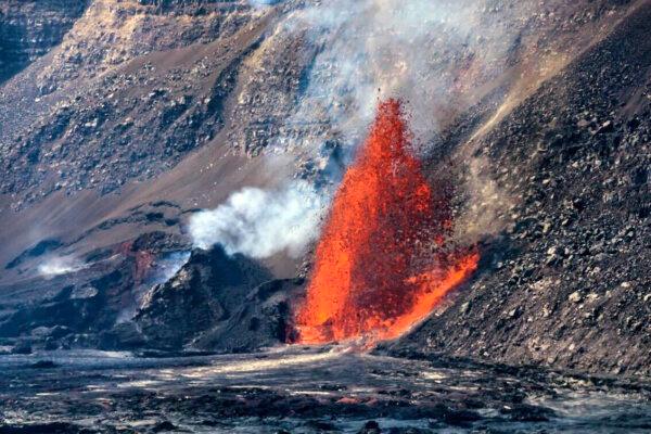 LIVE NOW: Lava Flows as Hawaii’s Kilauea Volcano Erupts