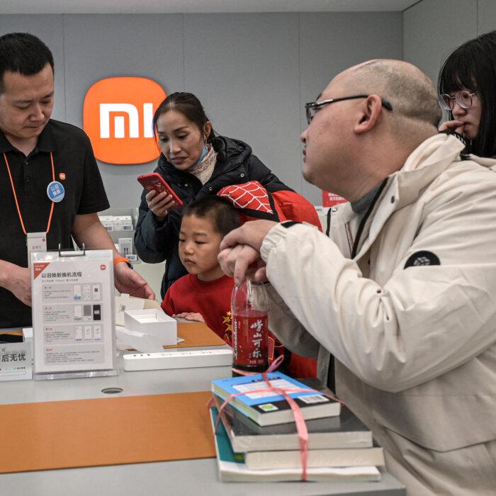 Apple, Samsung Smartphone Shipments Fall Amid Competition With Chinese Makers