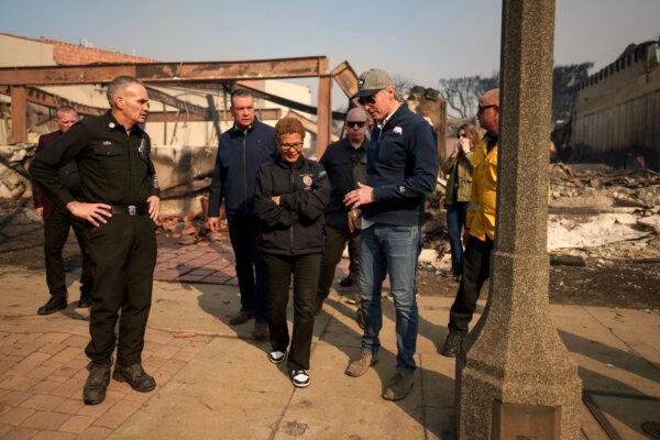 Gov. Gavin Newsom (R) and Los Angeles Mayor Karen Bass (C) tour the business district of Pacific Palisades as the fire continued to burn in Los Angeles on Jan. 8, 2025. (Eric Thayer/Getty Images)