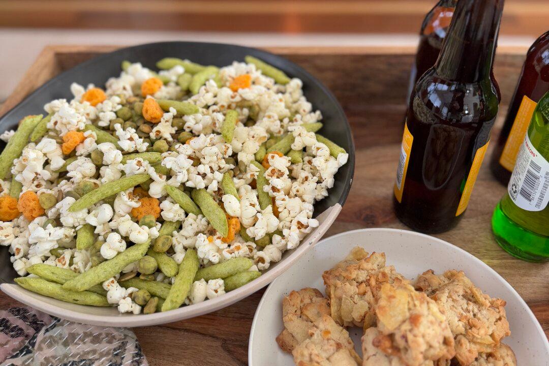 Everyone Wins With Popcorn and Cookies on Your Game Day Menu
