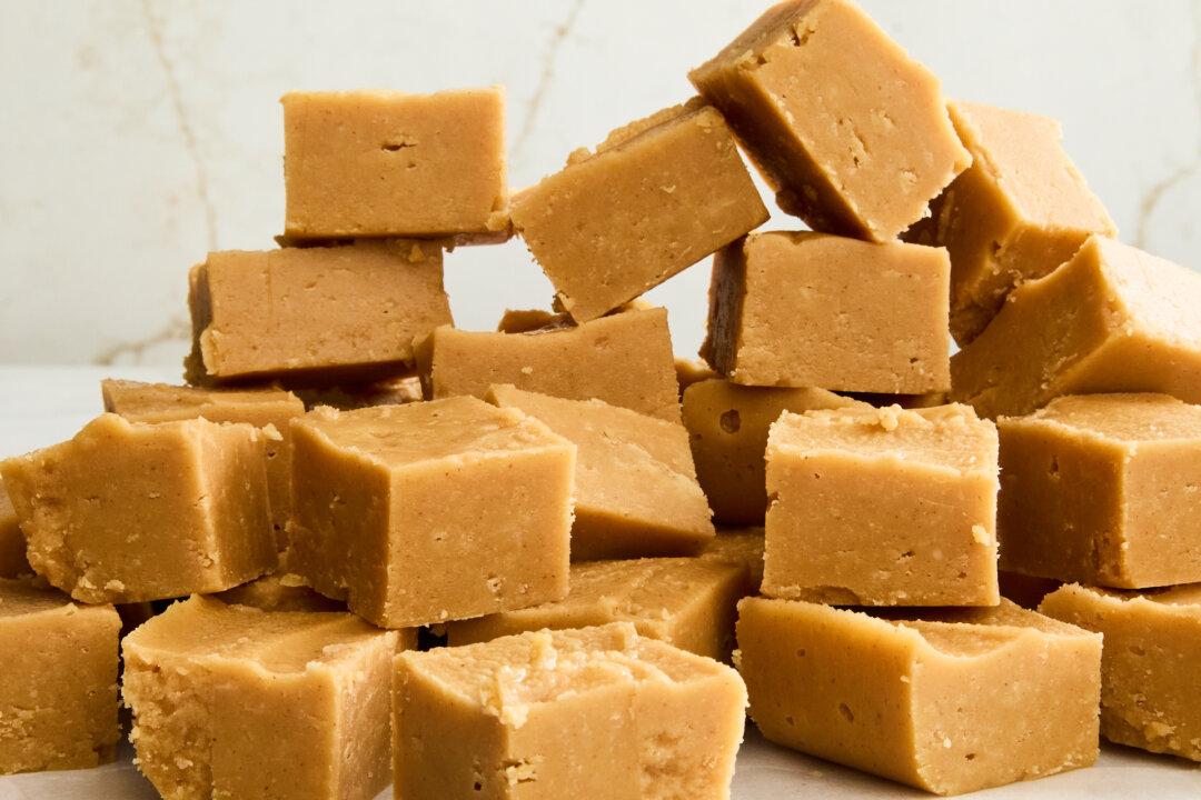 This 4-ingredient Peanut Butter Fudge Is a Perfect Little Treat