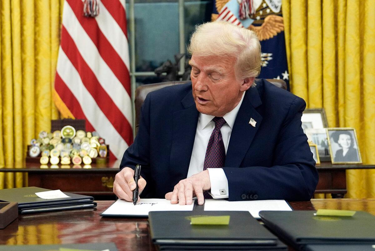 President Donald Trump signs an executive order on TikTok in the Oval Office of the White House in Washington on Jan. 20, 2025. (Evan Vucci/AP Photo)