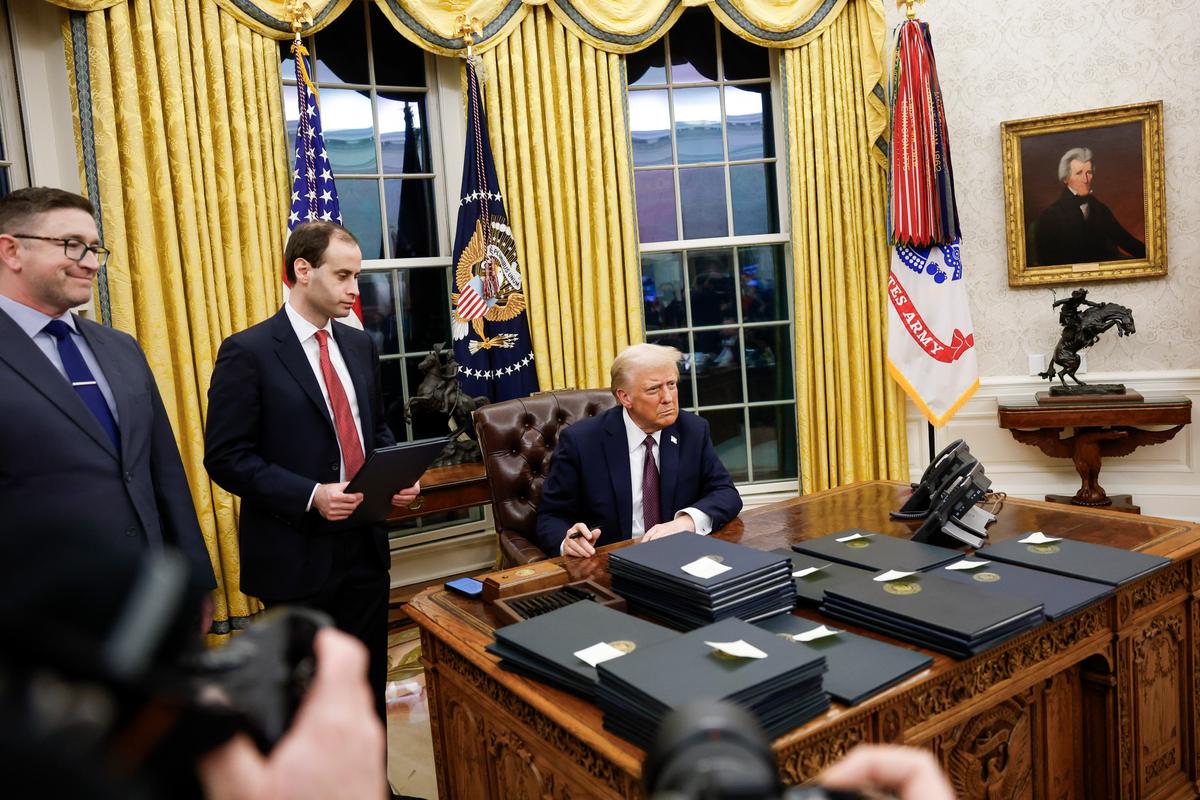 Trump Declares Emergency Over ‘Ongoing Invasion’ at US–Mexico Border thumbnail